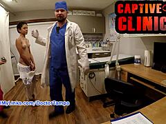 Il dottor Tampa soddisfa il feticismo del paziente con un esame naturale delle tette e della figa