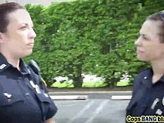 HD-Video von einem blonden Polizisten, der einen großen schwarzen Schwanz lutscht