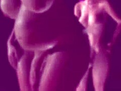 O MILF animată face sex oral unei travestie însărcinate în poziția de cowgirl