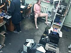 Eine blonde Frau masturbiert sich in der Öffentlichkeit, während sie von einem Fremden beobachtet wird