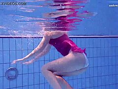 Elena Proklova, een jonge Rus, pronkt met haar naakte lichaam in het zwembad