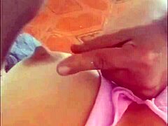 Video amatoriale di gola profonda con una mora che ingoia le dita del marito