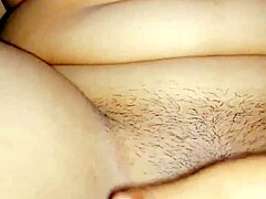 Indiase meid met grote borsten masturbeert in zelfgemaakte video