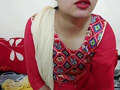 Den kanadiske læreren Saara lærer eleven sin hvordan hun skal tilfredsstille en jentes ønsker i en indisk nettserie med sexvideo