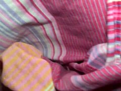 Η ερασιτέχνης γυναίκα παίρνει το σφιχτό μουνί της με κρέμα από τον φίλο της μετά από πολύ ποτό
