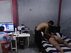 Грудастая блондинка занимается сексом со своей мачехой, пока она играет на компьютере