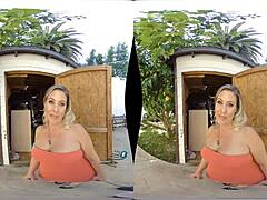 Kiimainen MILF Jayna Woods lyö perseensä VR-pornossa
