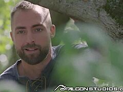 Un homme inconnu étire le cul d'un mec musclé dans la vidéo Falcon Studios