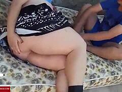 Une grosse femme reçoit son vagin oral par un beau mec amateur sur le canapé
