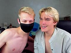 Pertunjukan webcam gay dengan blowjob yang sengit dan permainan dubur