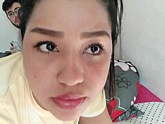 Una bruna di 18 anni dalla Colombia fa una sega e un pompino in video HD