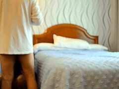 Adolescenta cu sânii mari își ia pizda futută de prietenul ei într-o cameră de hotel