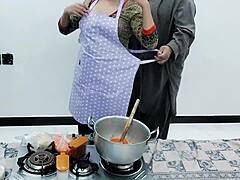 Sensuell indisk hemmafru njuter av analsex i köket