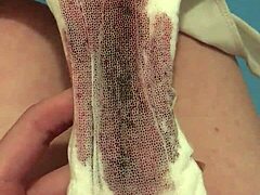 Brunet Femdom Menunjukkan Celana Dalam Kotor dan Payudara Kecil dalam Video Menstruasi