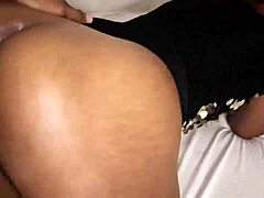 Chica latina de gran culo recibe una fuerte cogida anal en su coño aceitado