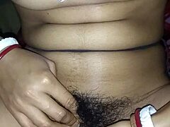 Ibu rumah tangga India dengan payudara dan vaginanya yang indah dientot