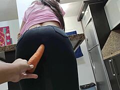 Horúca zadnica mojej priateľky túži po veľkom kohútiku, tak ju lákam mrkvou v jej zadku