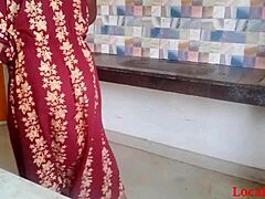 Femme indienne en robe rouge se fait baiser hardcore sur webcam