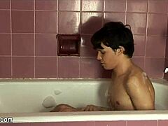 Ung man tillfredsställer sig själv i ett varmt bad