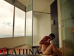 Bez gumki seks pod prysznicem z amatorką Kolumbijką