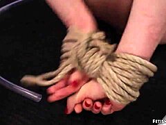 Η καστανή κυριαρχεί και χτυπάει την ξανθιά λεσβία σε βίντεο BDSM