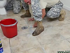 Hommes militaires gays avec des pénis énormes dans une vidéo HD xxx