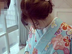 Gadis Jepang amatir dengan kostum sakura seksi