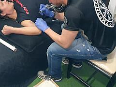 Niemiecka artystka tatuażu Xerecards przeprowadza wywiad i płaci za tatuaż