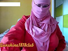 Sâni mari și fund mare: o femeie arabă fierbinte în fața camerei