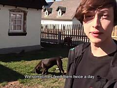 Európsky twink jazdí na kohútiku svojho partnera v POV videu
