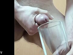 El joven gay disfruta de una taza de semen en un video en solitario
