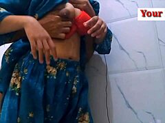 Indyjska bhabhi dostaje swoją cipkę wyruchaną przez swojego siostrzeńca w domowym filmie