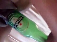Teen amatør sender mig hjemmelavet video af sig selv, der knepper en flaske