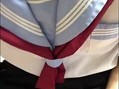 Crossdresser asiatica in uniforme da scolaretta viene inculata