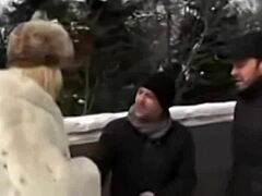 Снежная блондинка-проститутка делает минет двум французским мужчинам