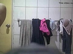 Гледајте девојку како се купа у овом врућем видеу