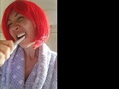Chantals hemmagjorda video visar en närbild på hennes tatuerade kropp och tandkrämsfyllda mun