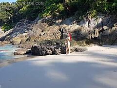 Une rousse nue devient coquine sur une plage publique