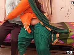 גבר הודי מלמד בחור צעיר איך לזיין מילף עם חזה גדול