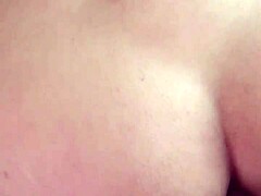 Pasangan remaja nakal di dalam kelas dengan tembakan close-up dari vagina basah