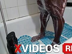 Ebony milf lábfétisben hódol a zuhany alatt