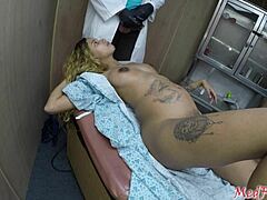 Zdravnik pregleduje nosečnice z nežnimi prsmi