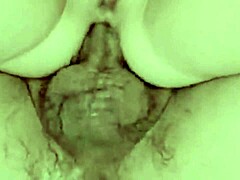 Una milf matura ha il suo culo riempito di sperma dopo un'intensa azione anale