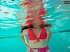 نجمة البورنو المجرية إيفا ساسالكا في ثلاثي مثير تحت الماء