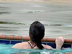 Isteri amatur menunjukkan pantat besar dalam bikini thong di kolam renang perkhemahan