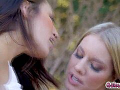 Två collegetjejer, Candice Dare och Bella Rolland, strandsatta i skogen hänger sig åt lesbisk intimitet