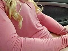 Une blonde se fait plaisir avec un plug anal et un gode dans une voiture