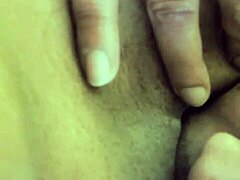 Lähikuva orgasmisesta pillun nuolemisesta ja klitorisleikistä