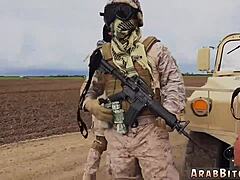 Militærmand nyder en teenagers mundtlige færdigheder og sperm på røven i ørkenen