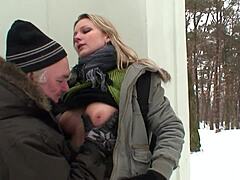 Genç sarışın, üvey babasıyla samimi bir buluşma sırasında karlı zeminde orgazm oluyor